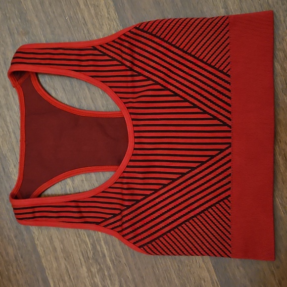 ALALA Convertible Seamless Sports Bra & Leggings Set Bright & Dark Red Stripes - Picture 4 of 16
